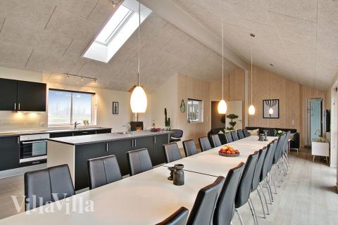 Det er plass til 24 personer i det store lyse oppholdsrommet i luksushus nr. 701.