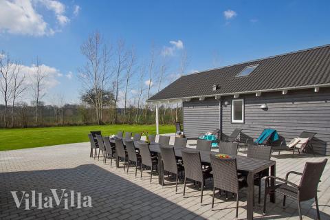 Nyt en grillkveld på terrassen i luksushus nr. 701 i Tyskland