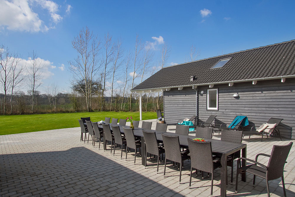 Nyt en grillkveld på terrassen i luksushus nr. 701 i Tyskland