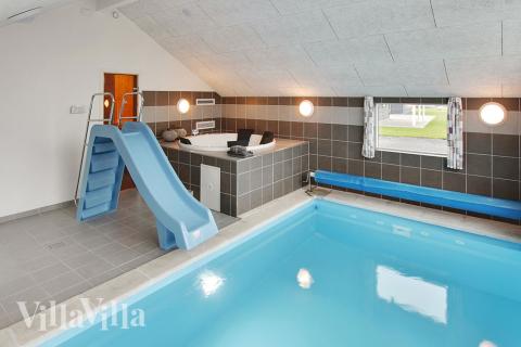 Feriehus 702 har et flott basseng med sklie, et stort innebygd boblebad og en badstue