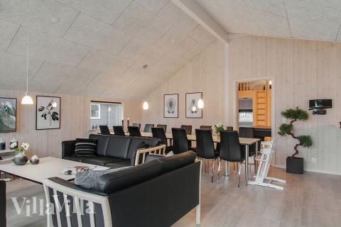 Det er plass til 12 personer i det store lyse oppholdsrommet i luksushus nr. 702.