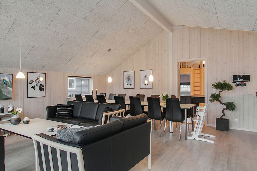 Det er plass til 12 personer i det store lyse oppholdsrommet i luksushus nr. 702.