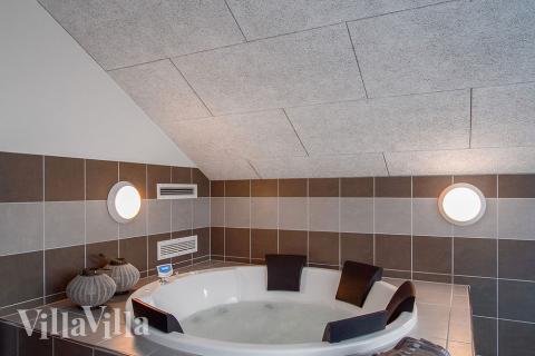 Nyt varmen i boblebadet i luksushus nr. 702 i Tyskland