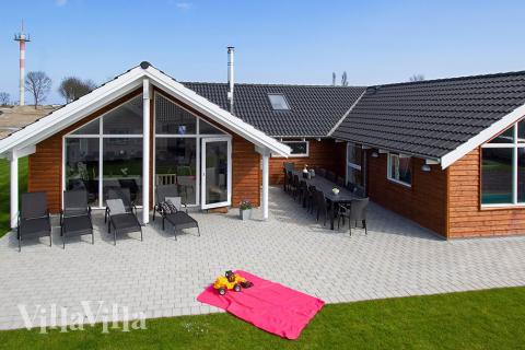 Luksushus nr. 702 har en deilig terrasse med gode hagemøbler til 12 personer.