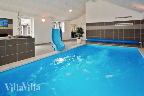 Feriehus 703 har et flott basseng med sklie, et stort innebygd boblebad og en badstue