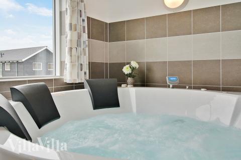 Nyt varmen i boblebadet i luksushus nr. 703 i Tyskland