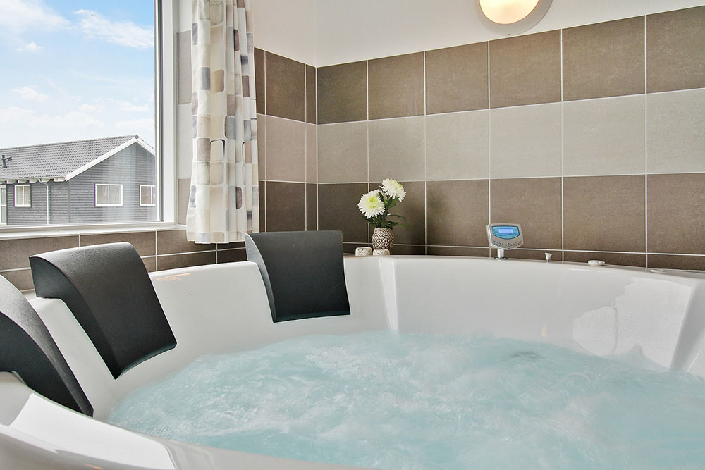 Nyt varmen i boblebadet i luksushus nr. 703 i Tyskland