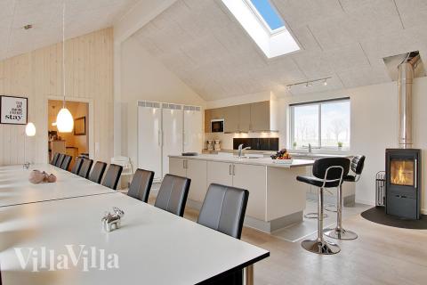 Det er plass til 20 personer i det store lyse oppholdsrommet i luksushus nr. 703.