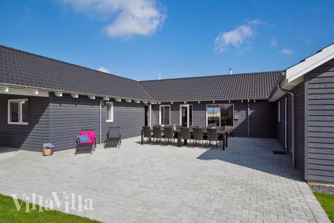 Luksushus nr. 703 har en deilig terrasse med gode hagemøbler til 20 personer.