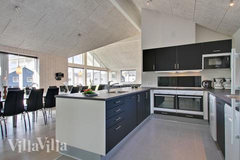 Kjøkkenet i luksushus nr. 704 er fullt utstyrt så dere lett kan lage mat til 18 personer.