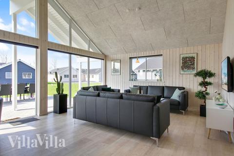 Det er plass til 18 personer i det store lyse oppholdsrommet i luksushus nr. 704.