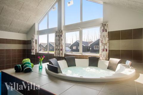 Nyt varmen i boblebadet i luksushus nr. 704 i Tyskland