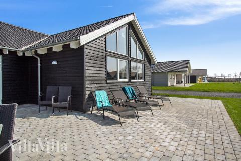 Luksushus nr. 704 har en deilig terrasse med gode hagemøbler til 18 personer.