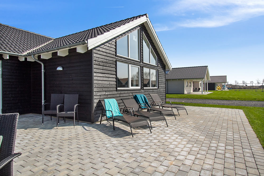 Luksushus nr. 704 har en deilig terrasse med gode hagemøbler til 18 personer.