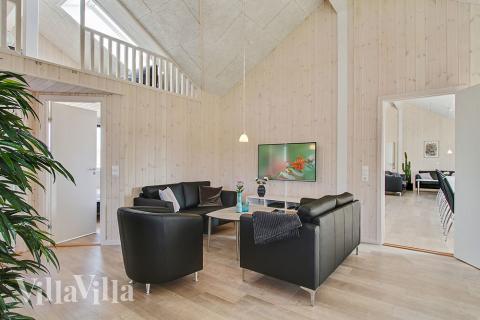 Det er plass til 22 personer i det store lyse oppholdsrommet i luksushus nr. 705.