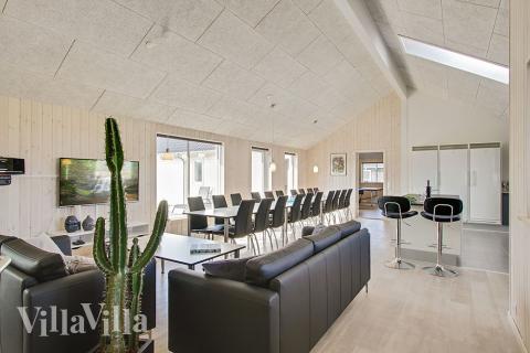 Oppholdsrom med plass til 22 i luksushus nr. 705.