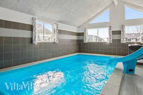 Feriehus 705 har et flott basseng med sklie, et stort innebygd boblebad og en badstue