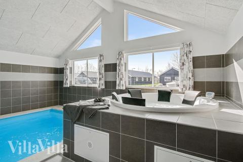 Nyt varmen i boblebadet i luksushus nr. 705 i Tyskland