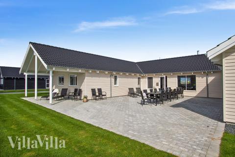 Luksushus nr. 705 har en deilig terrasse med gode hagemøbler til 22 personer.