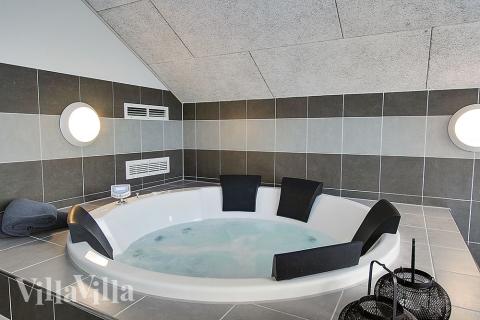 Nyt varmen i boblebadet i luksushus nr. 708 i Tyskland