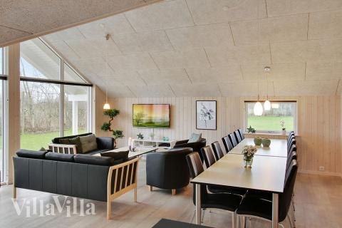 Det er plass til 12 personer i det store lyse oppholdsrommet i luksushus nr. 708.