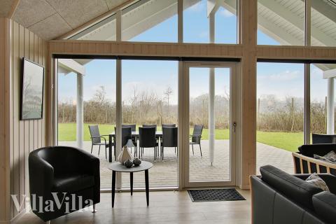 Det er god plass til at 16 personer sitter sammen i feriehusets oppholdsrom under et besøk i luksushus 709 i Tyskland.