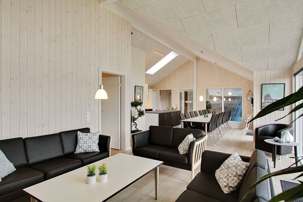 Det er plass til 16 personer i det store lyse oppholdsrommet i luksushus nr. 709.