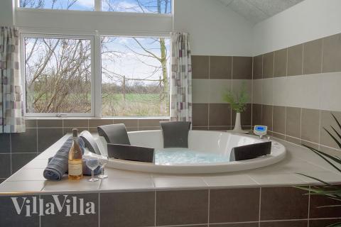 Nyt varmen i boblebadet i luksushus nr. 710 i Tyskland