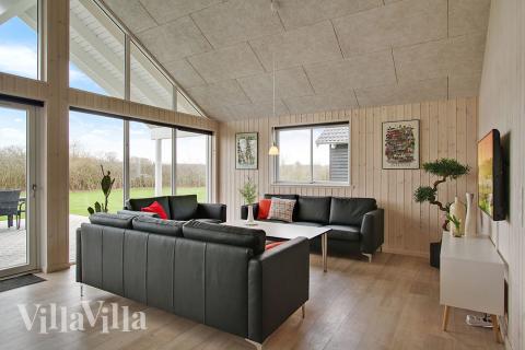 Det er plass til 18 personer i det store lyse oppholdsrommet i luksushus nr. 710.