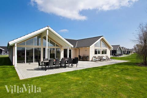 Dette lekre huset med svømmebasseng, nr. 710, med plass til 18 personer, ligger i Tyskland