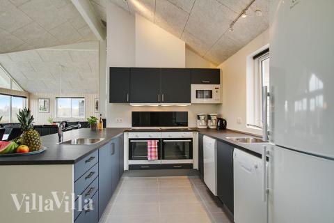 Kjøkkenet i luksushus nr. 710 er fullt utstyrt så dere lett kan lage mat til 18 personer.