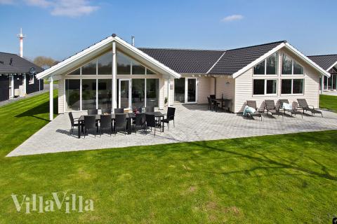 Luksushus nr. 710 har en deilig terrasse med gode hagemøbler til 18 personer.