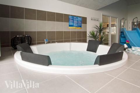 Nyt varmen i boblebadet i luksushus nr. 711 i Tyskland