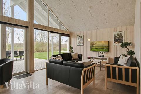 Det er plass til 16 personer i det store lyse oppholdsrommet i luksushus nr. 711.