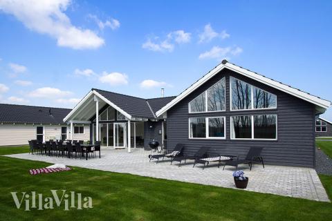 Luksushus nr. 711 har en deilig terrasse med gode hagemøbler til 16 personer.