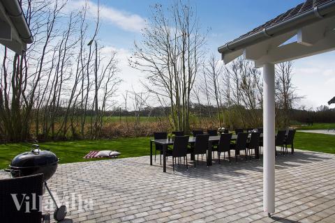 Nyt en grillkveld på terrassen i luksushus nr. 711 i Tyskland