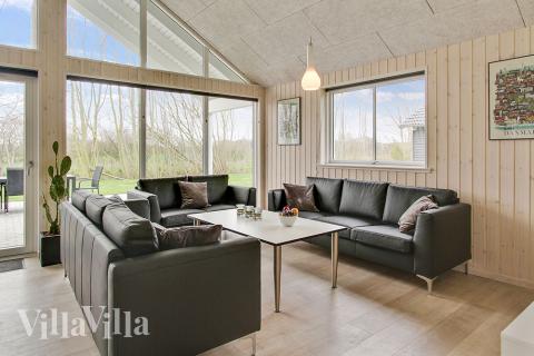 Det er plass til 18 personer i det store lyse oppholdsrommet i luksushus nr. 712.