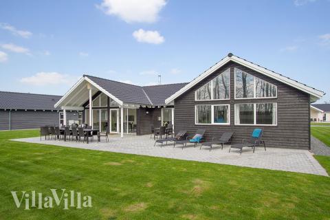 Dette lekre huset med svømmebasseng, nr. 712, med plass til 18 personer, ligger i Tyskland