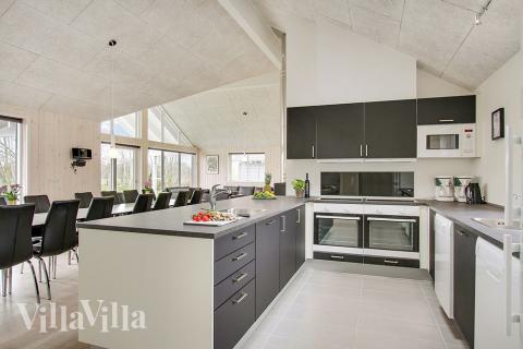 Kjøkkenet i luksushus nr. 712 er fullt utstyrt så dere lett kan lage mat til 18 personer.