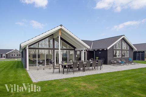 Nyt en grillkveld på terrassen i luksushus nr. 712 i Tyskland