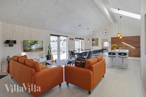 Det er god plass til at 20 personer sitter sammen i feriehusets oppholdsrom under et besøk i luksushus 393 i Vestjylland.