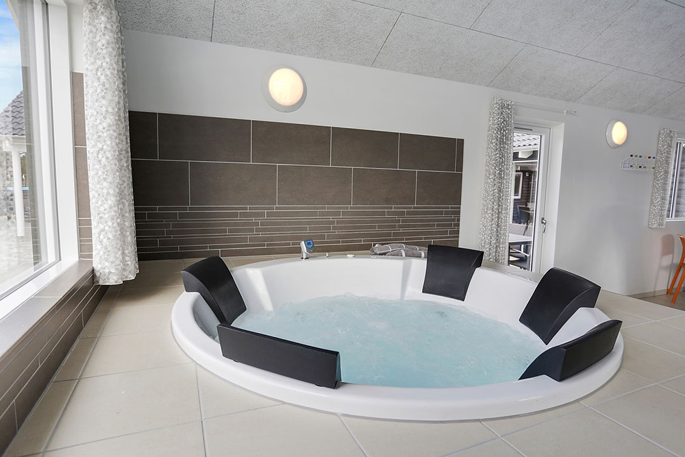 Nyt varmen i boblebadet i luksushus nr. 393 i Vestjylland
