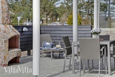 Nyt en grillkveld på terrassen i luksushus nr. 393 i Vestjylland