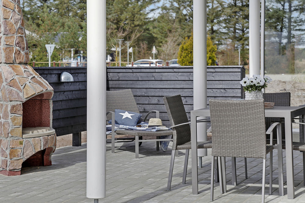 Nyt en grillkveld på terrassen i luksushus nr. 393 i Vestjylland