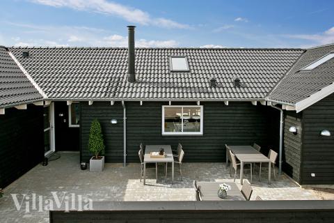 På terrassen i feriehus nr. 393 er det plass til 20 personer.