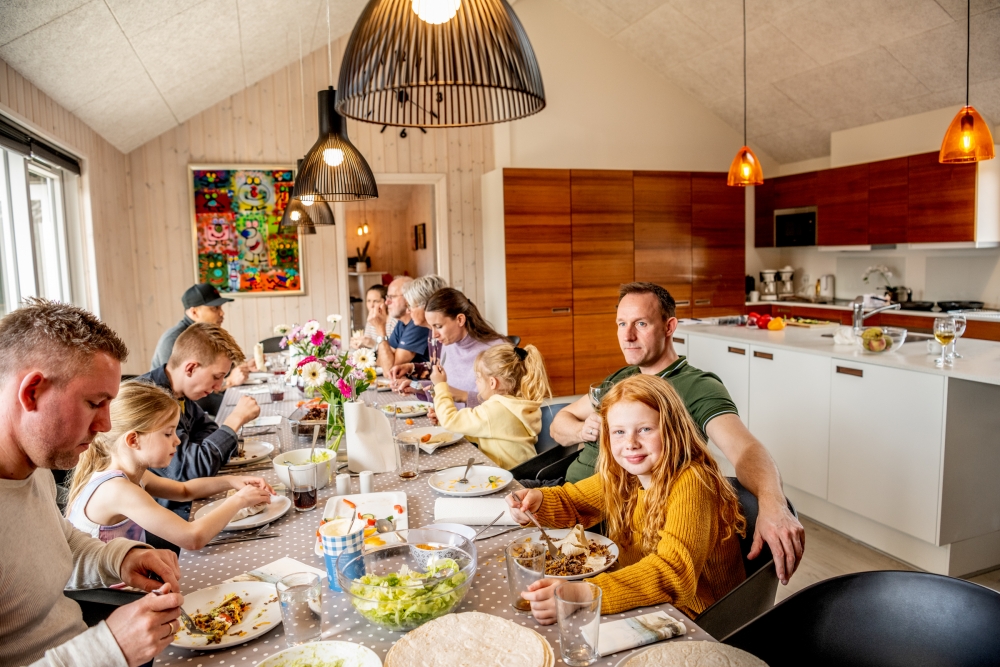 Det er plass til 20 personer i det store lyse oppholdsrommet i luksushus nr. 393.