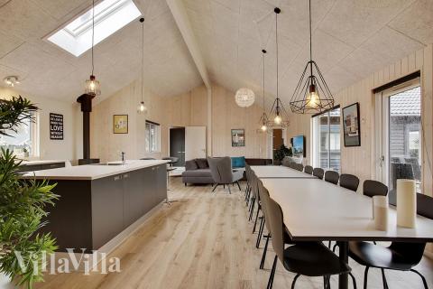 Det er plass til 20 personer i det store lyse oppholdsrommet i luksushus nr. 395.