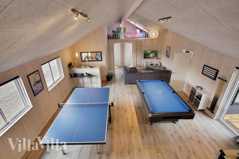 I tillegg til alle aktivitetsmulighetene i husets bassengavdeling, kan du også spille biljard, bordtennis og dart i luksushus nr. 395