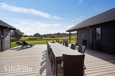 Luksushus nr. 395 har en deilig terrasse med gode hagemøbler til 20 personer.