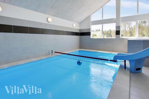 Feriehus 396 har et flott basseng med sklie, et stort innebygd boblebad og en badstue